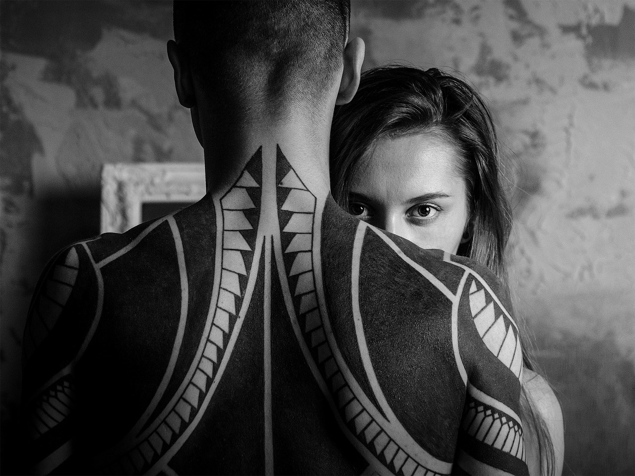Une femme et un homme tatoué.